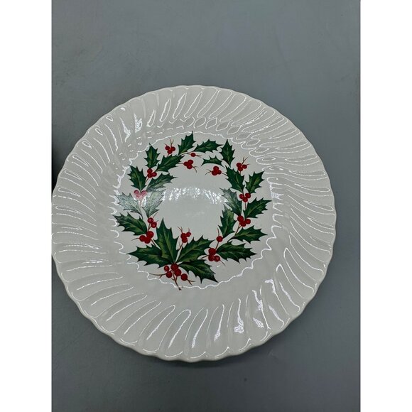 Set of 2 Holiday Wreath holly berry Pattern Ceramic Dinner Plates scalloped 10" - Picture 3 of 7